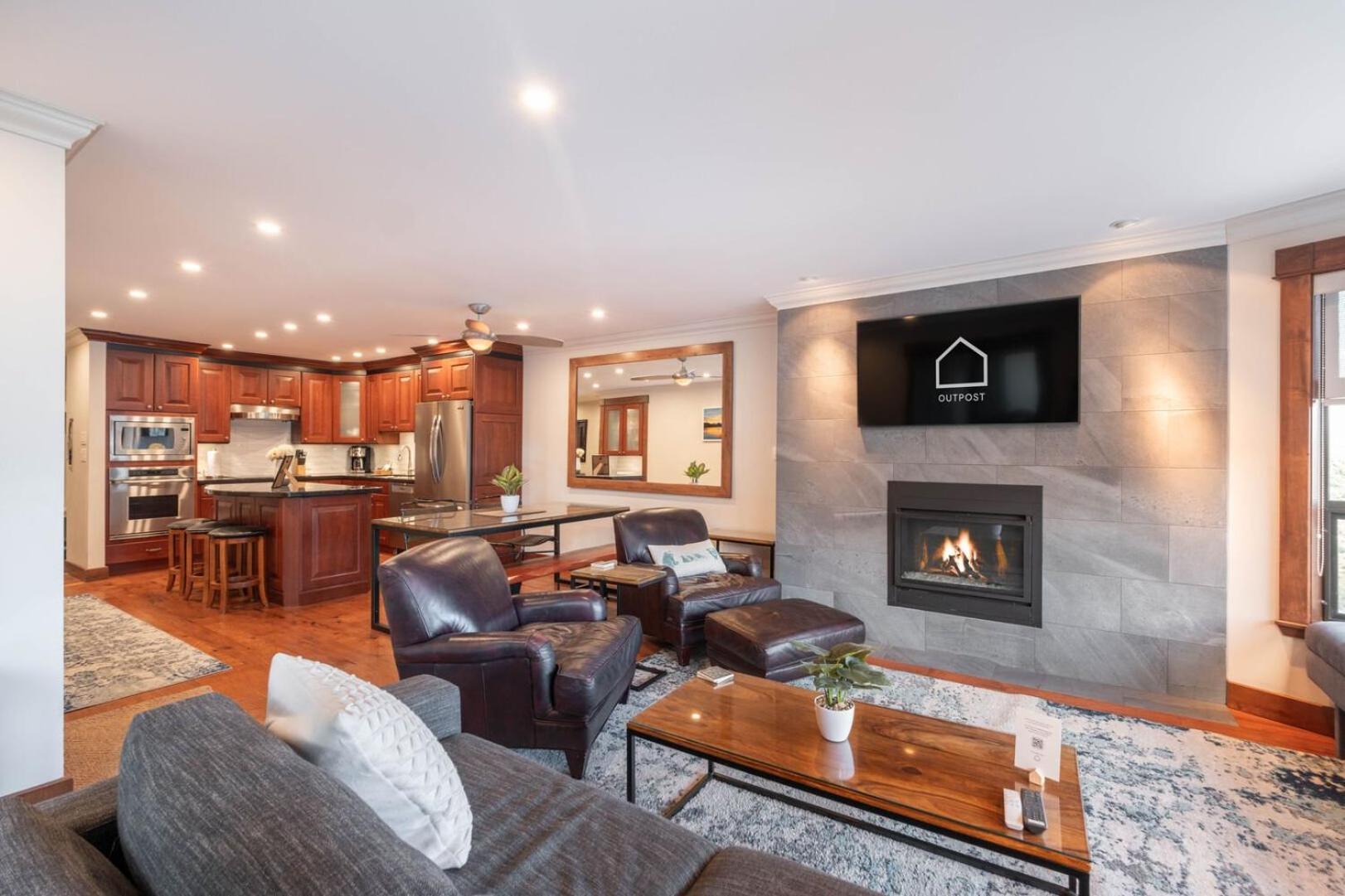 Greyhawk By Outpost Whistler Villa Exterior foto